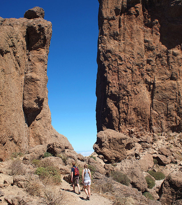 Dos personas llegando al Roque Nublo