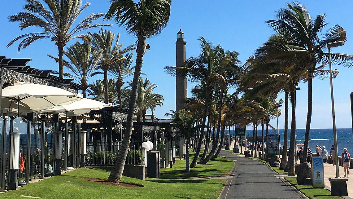 Paseo de Meloneras con Faro de Maspalomas al fondo