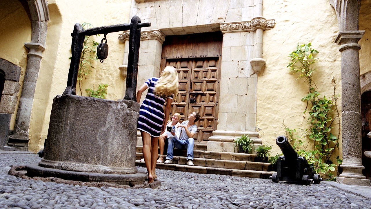 A family at the Columbus House Museum in Vegueta