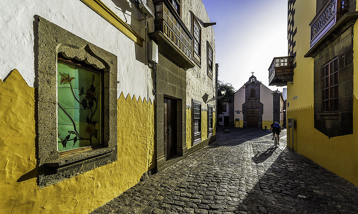 Ein Paar spaziert rund um die Kapelle San Antonio Abad in Vegueta, Las Palmas de Gran Canaria