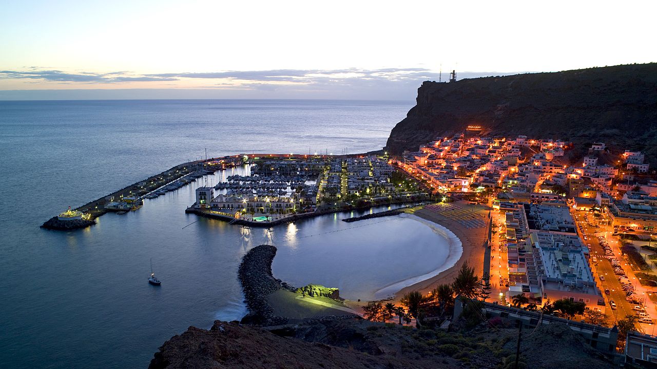 Vista del Puerto y la Playa de Mogán