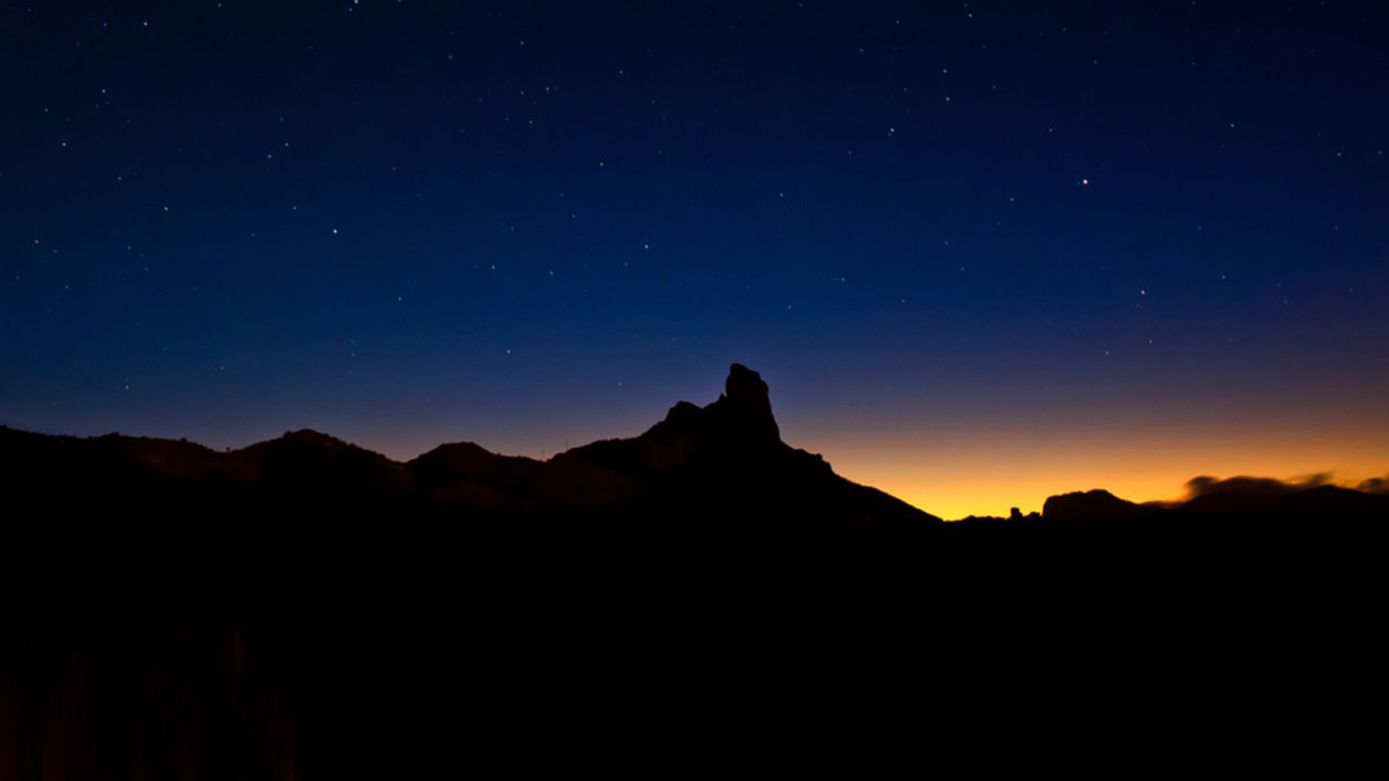 Roque Bentayga con cielo estrellado