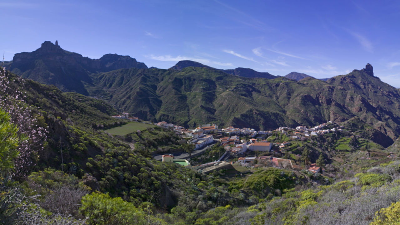 Tejeda. Roque Nublo a la izquierda de la imagen