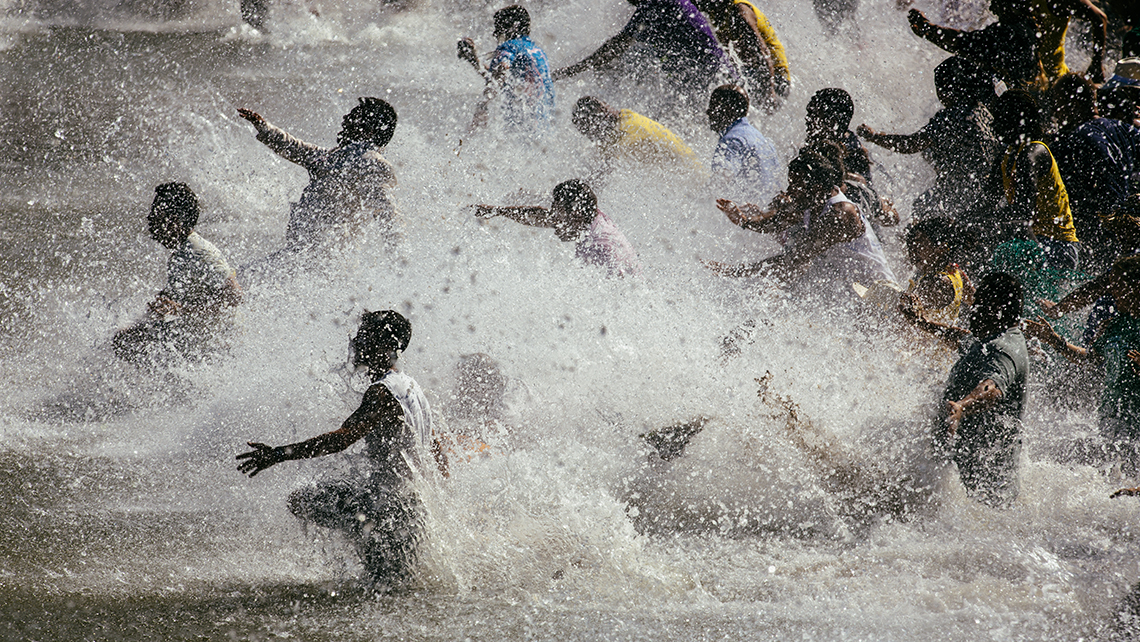 La gente entra a la carrera al Charco durante la fiesta