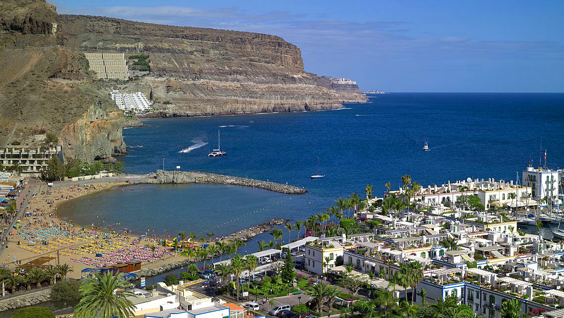 Vista del Puerto y la Playa de Mogán