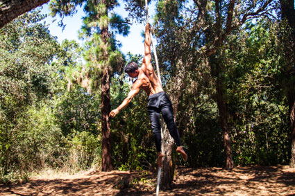 Saulo Sarmiento realiza acrobacias en la Finca de Osorio, en Teror