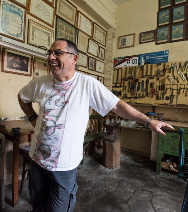 Canary knife craftsman Francisco Torres in his workshop