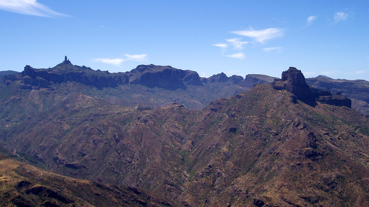 Vista del Roque Nublo y Roque Bentayga desde Artenara