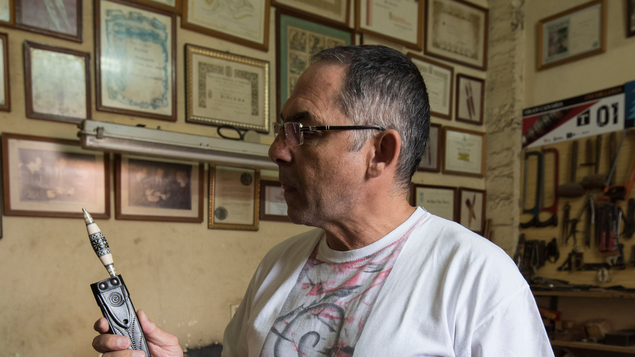 Canary knife craftsman Francisco Torres in his workshop