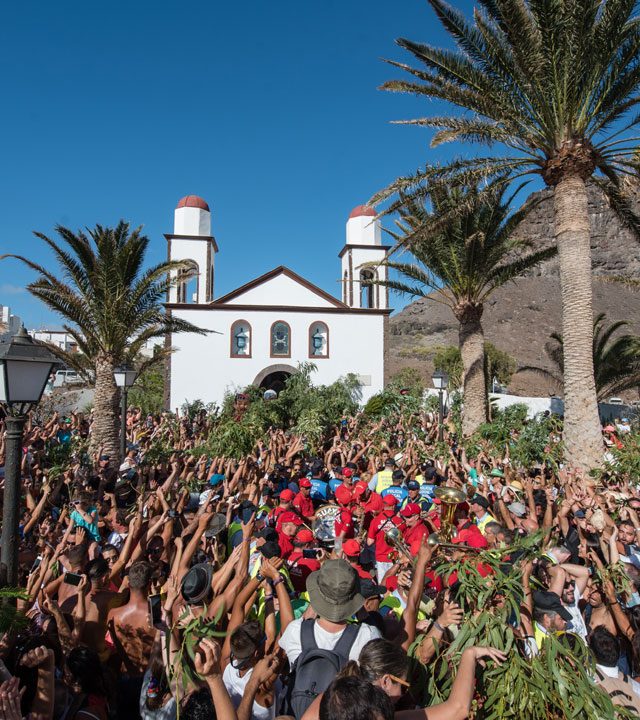 Celebración de La Rama junto a la Ermita de Ntra. Sra. de las Nieves, en Agaete, Gran Canaria