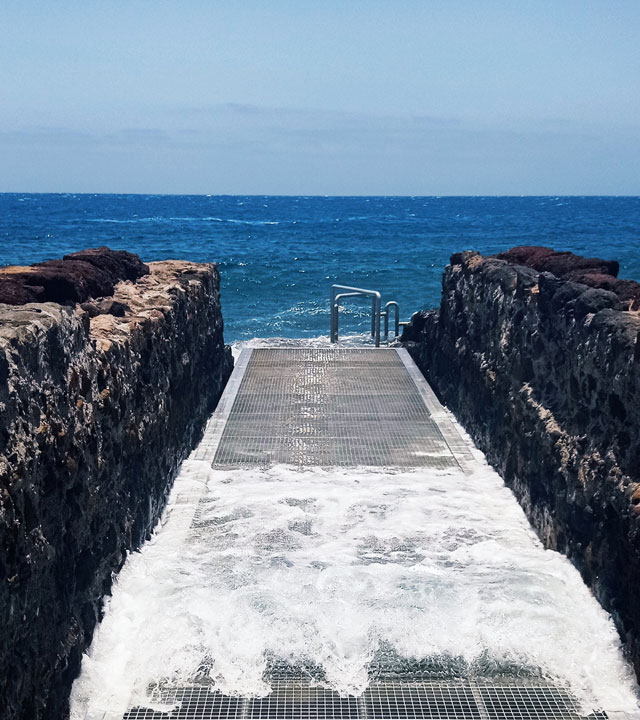 Grillo eficientemente pavimento Muelle Viejo de Arinaga en el sureste de Gran Canaria / Blog Gran Canaria