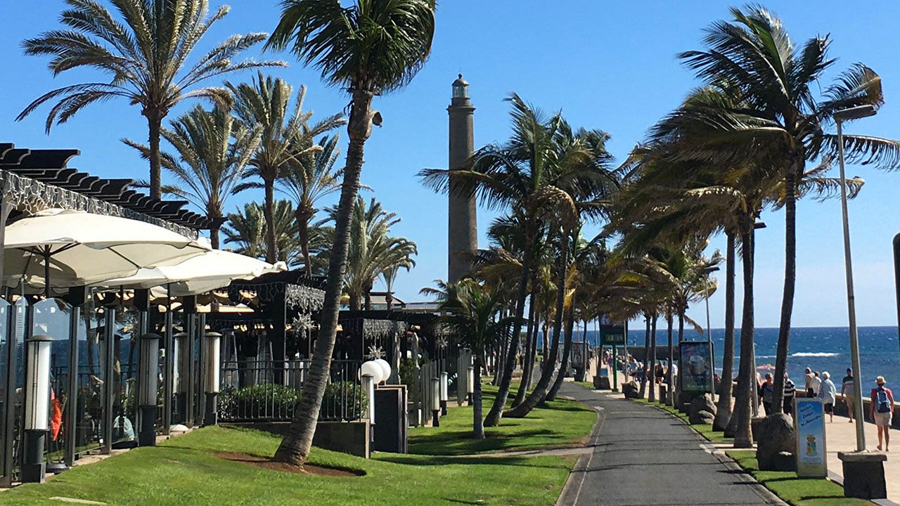 Paseo de Meloneras con Faro de Maspalomas al fondo Paseo de Meloneras con Faro de Maspalomas al fondo