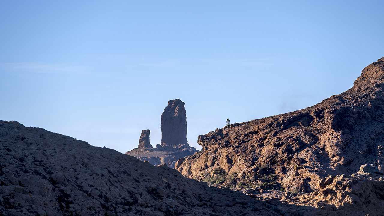 Roque Nublo asomando entre montañas