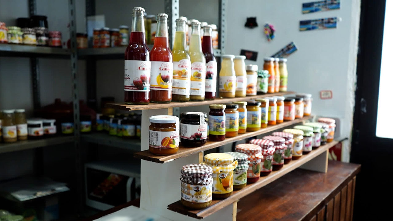 Local products included in the tasting on the Aguas de Firgas Train Photo by: Aguaide Trains