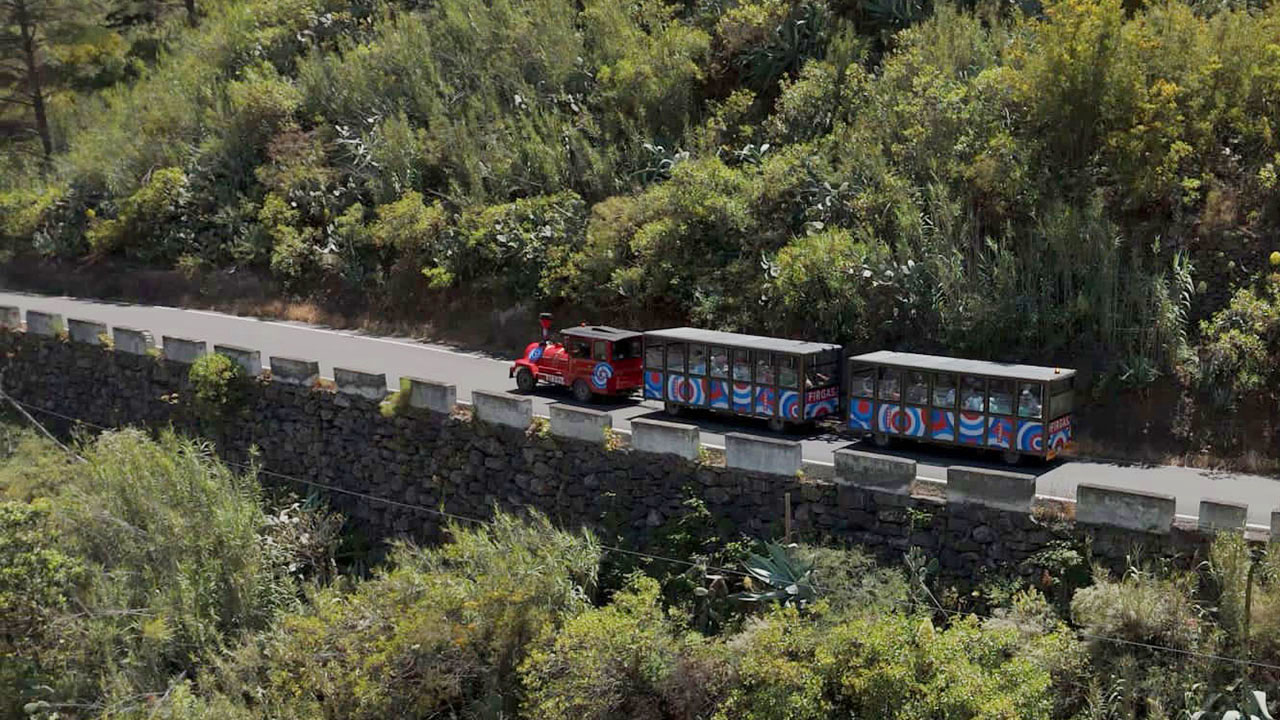 Aguas de Firgas Train passing through the historic centre of Firgas Photo by: Aguaide Trains