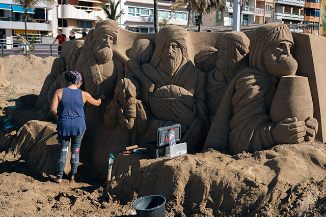 Herstellung einer Skulptur im Bethlehem aus Sand am Strand von Las Canteras