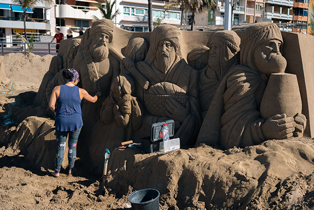 Making a sculpture in the Bethlehem of Sand in Las Canteras Beach