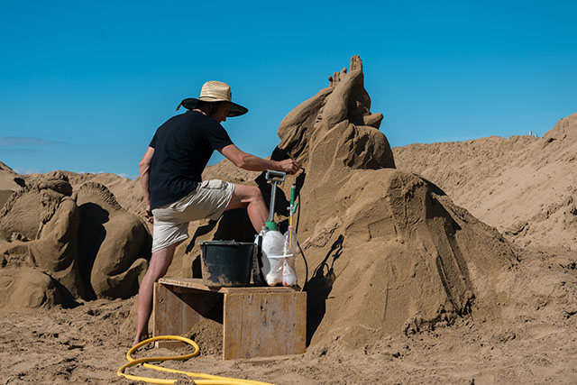 Escultor realizando escultura de arena en el Belén de Arena de Las Canteras