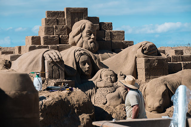 Construcción del Belén de Arena en la Playa de Las Canteras