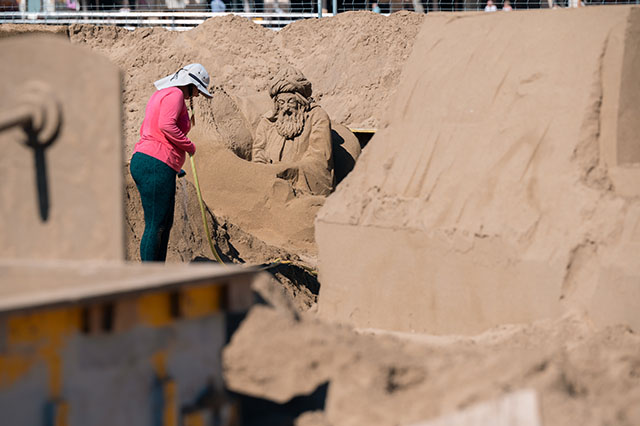 Bildhauer bei der Herstellung einer Sandskulptur in der Belén de Arena von Las Canteras