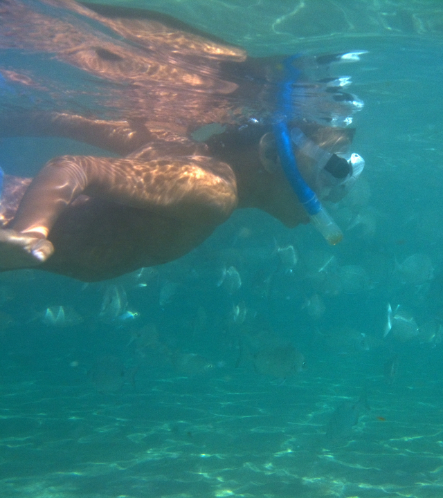 Niño buceando