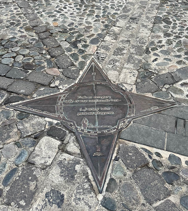 Detalle en suelo adoquinado de la calle de los Balcones, en Vegueta