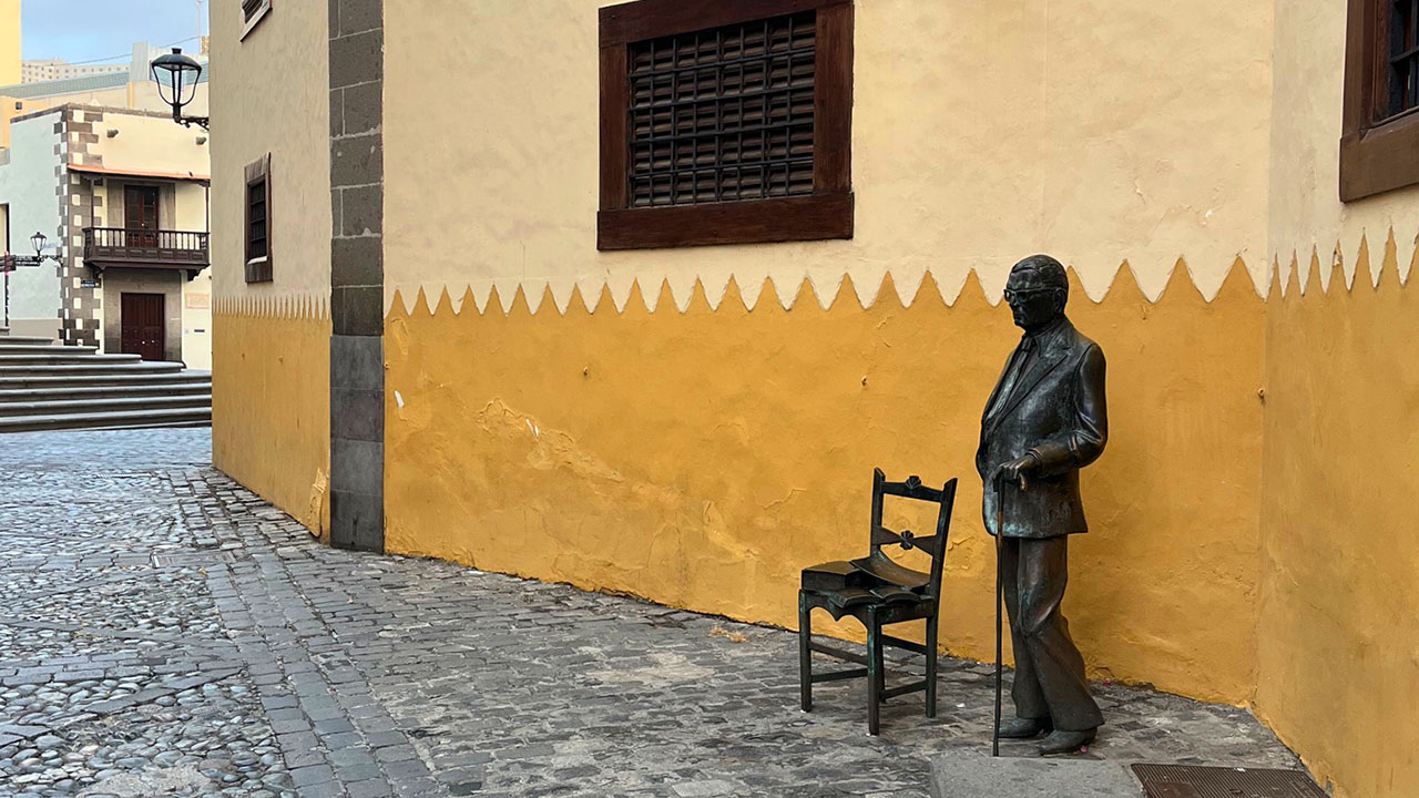 Skulptur von Néstor Álamo in der Calle Herrería, Vegueta Skulptur von Néstor Álamo in der Calle Herrería, Vegueta