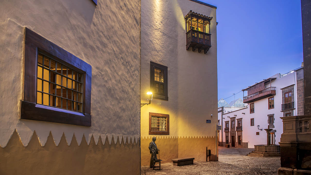 Escultura de Néstor Álamo en la Calle Herrería, Vegueta