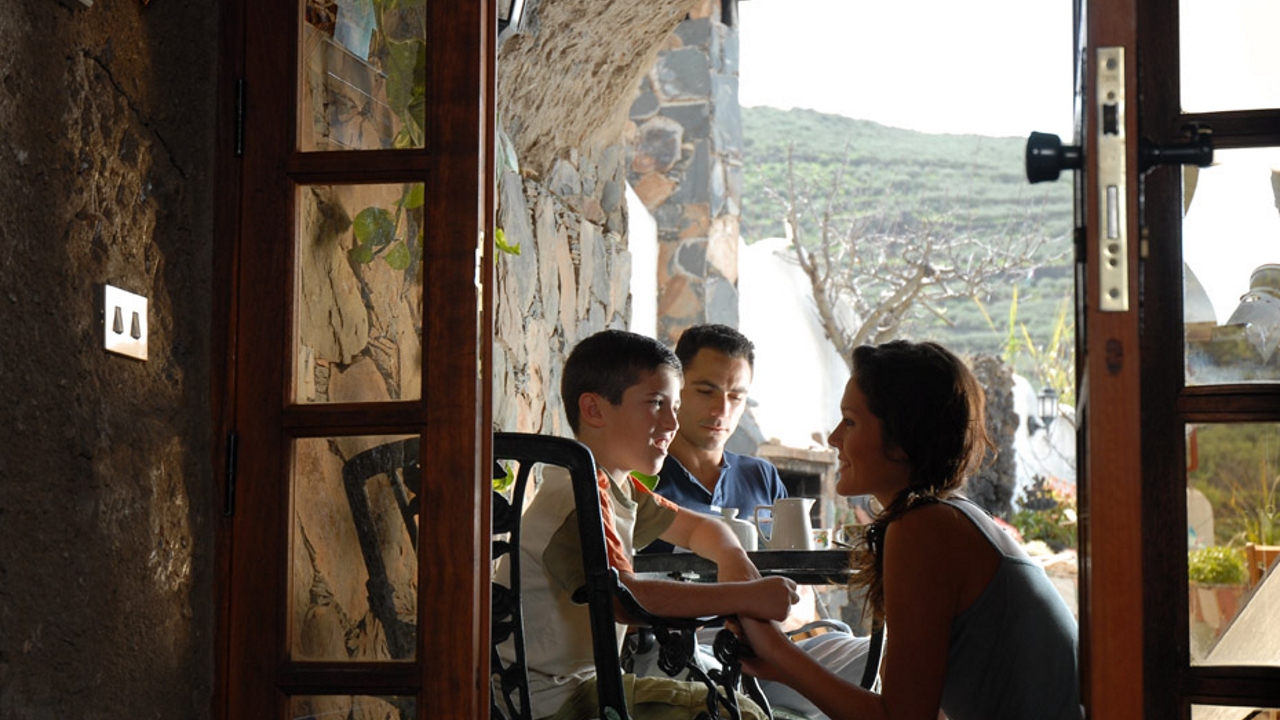 Eine Familie genießt ihren Aufenthalt in einem Höhlenhaus von Gran Canaria