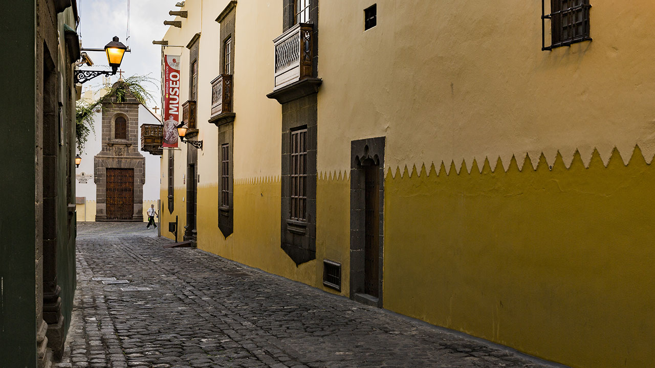 Calle Colón con museo Casa de Colón y ermita de San Antonio Abad al fondo Calle Colón con museo Casa de Colón y ermita de San Antonio Abad al fondo
