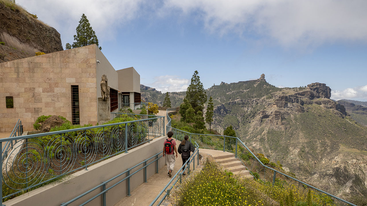 Una pareja pasea por las instalaciones del Centro de Interpretación Degollada de Becerra Una pareja pasea por las instalaciones del Centro de Interpretación Degollada de Becerra