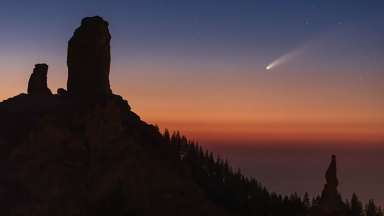 Komet Neowise über Roque Nublo, Tejeda, Gran Canaria