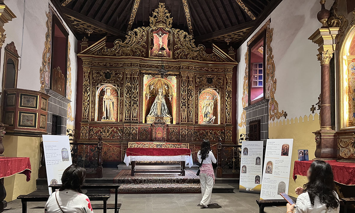 Varias personas contemplan el interior de la Ermita San Antonio Abad Varias personas contemplan el interior de la Ermita San Antonio Abad
