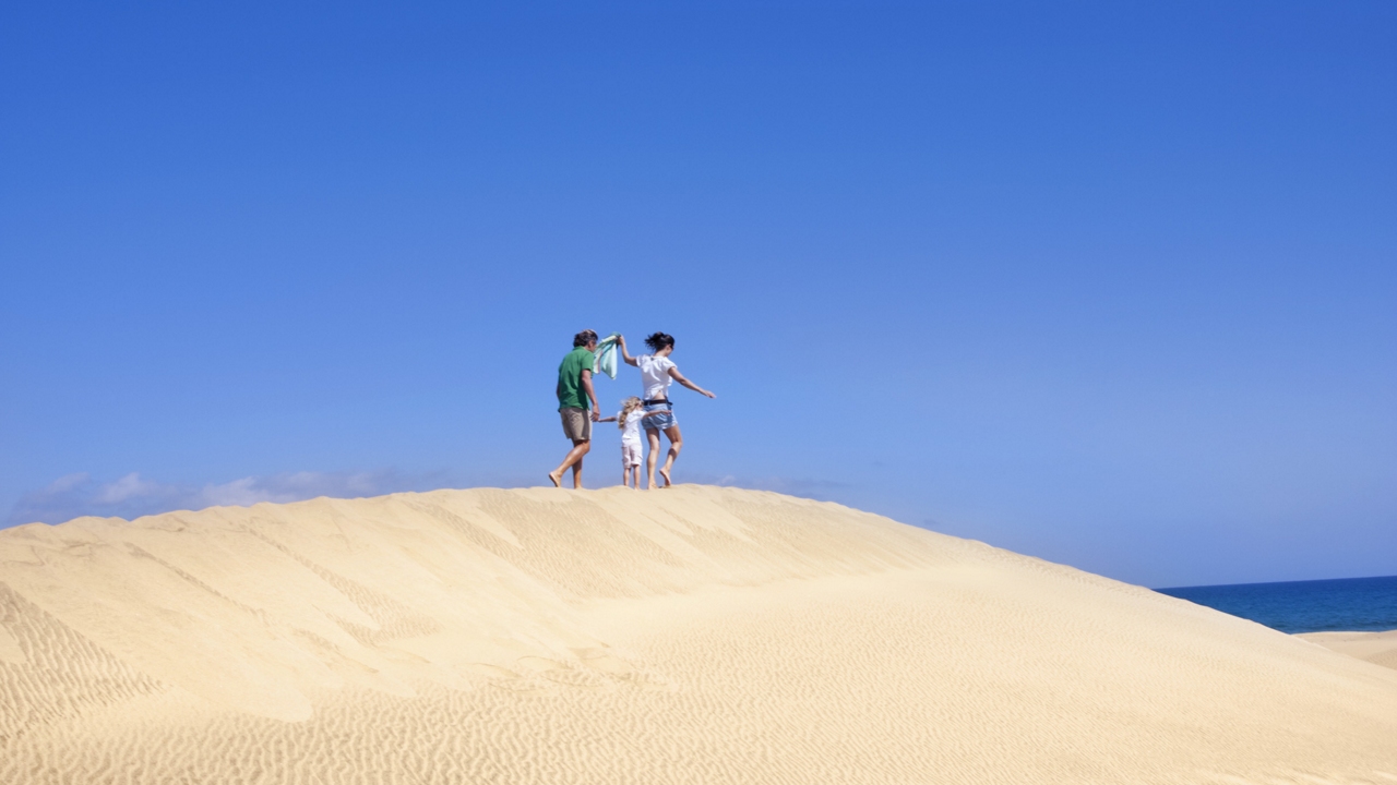 A family walking along Maspalomas Dunes