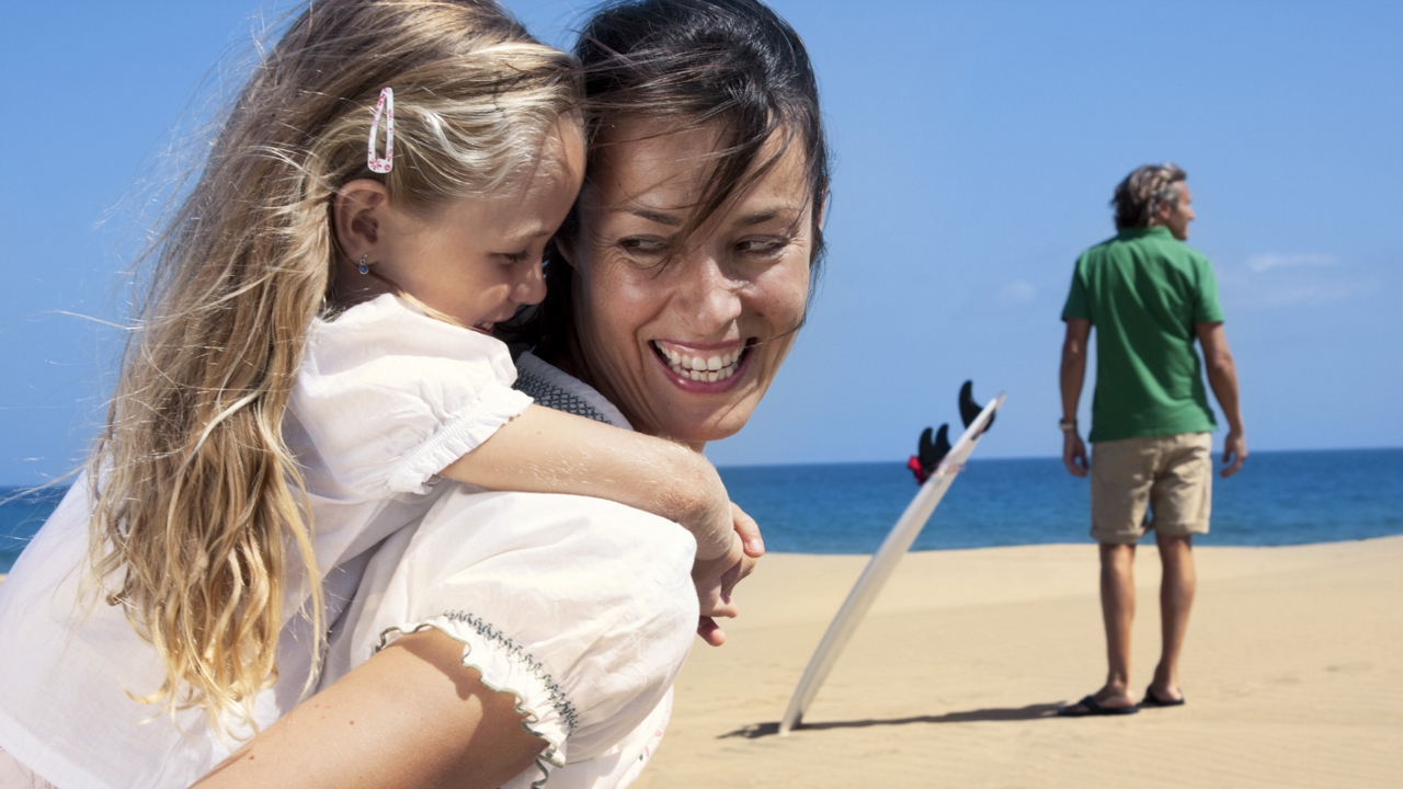 Una familia disfruta del día en Maspalomas, Gran Canaria