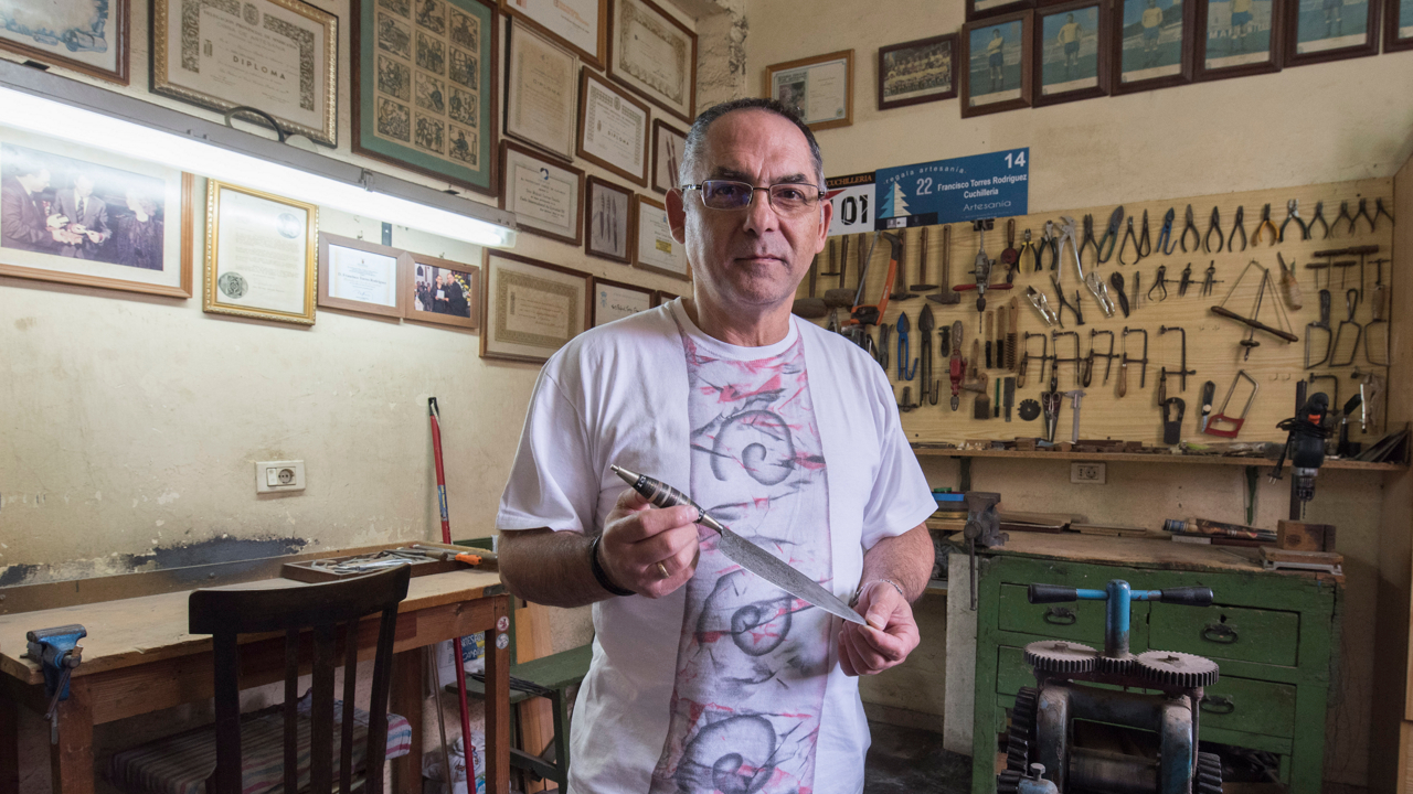 Messerschmied Francisco Torres in seiner Werkstatt Messerschmied Francisco Torres in seiner Werkstatt