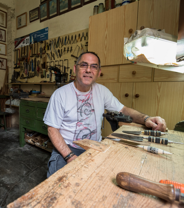 Canary knife craftsman Francisco Torres in his workshop