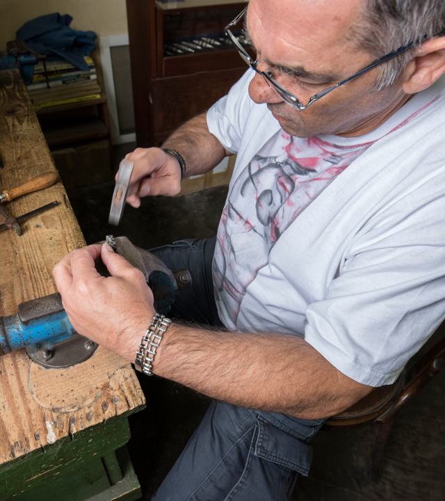 Canary knife craftsman Francisco Torres in his workshop