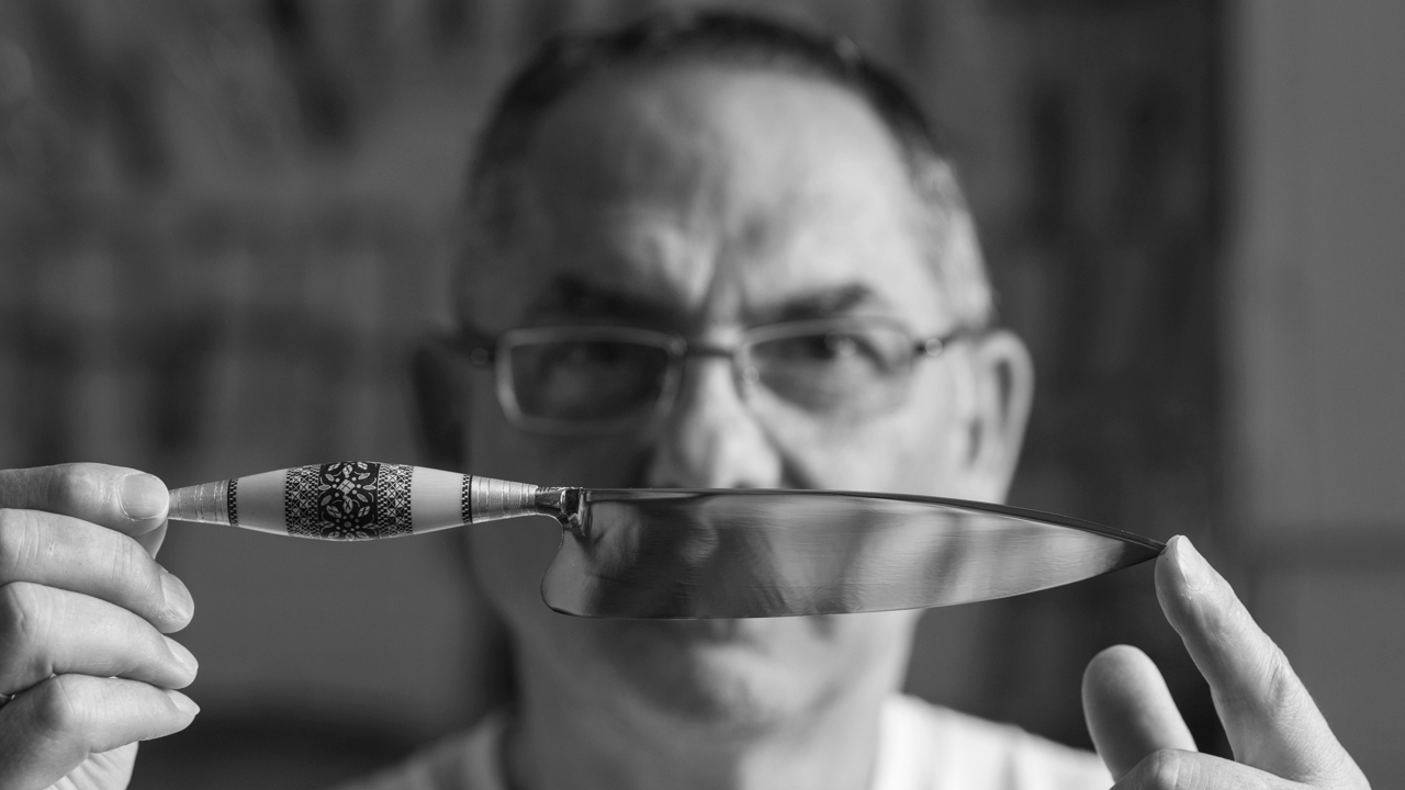 Canary knife craftsman Francisco Torres in his workshop