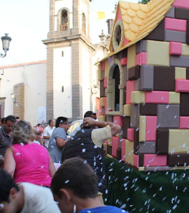 Celebración de la Batalla de las flores de las Fiestas de la Virgen en Santa María de Guía