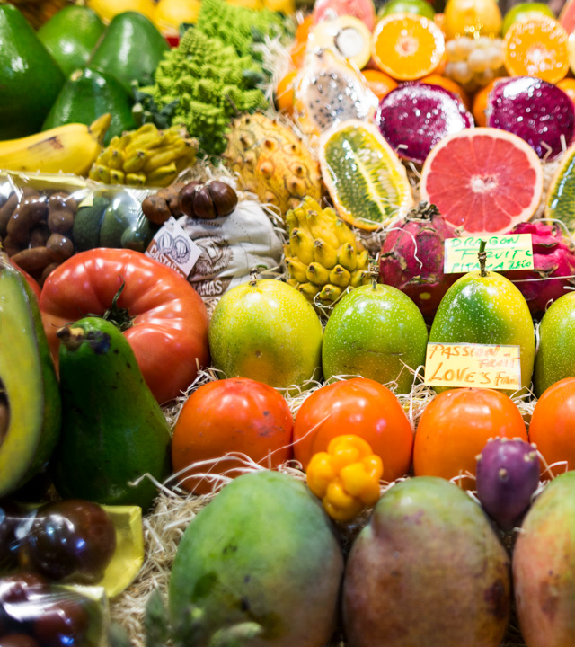 Fruta variada en el puesto de un mercado de la isla de Gran Canaria