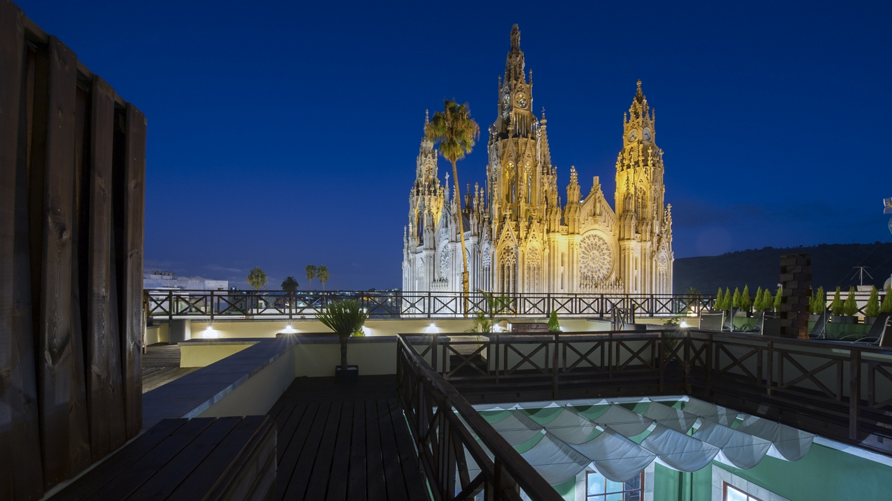 Night time views over the Parish Church of San Juan Bautista 