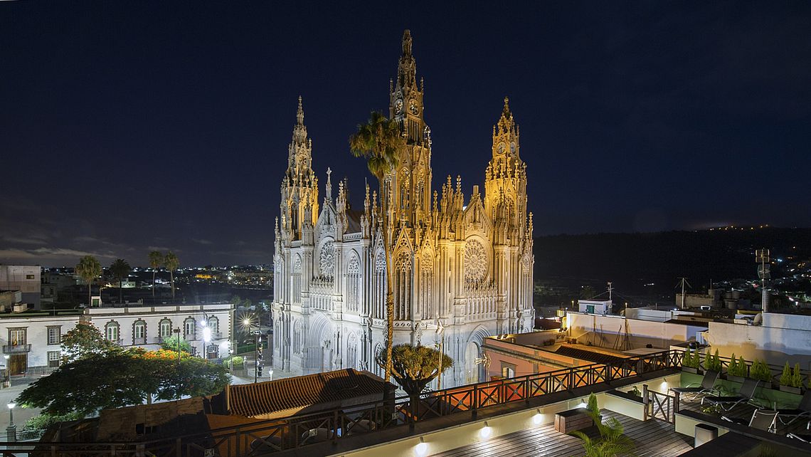 Blick auf die San Juan Bautista-Kirche von der Terrasse des Emblematic Hotel of Arucas