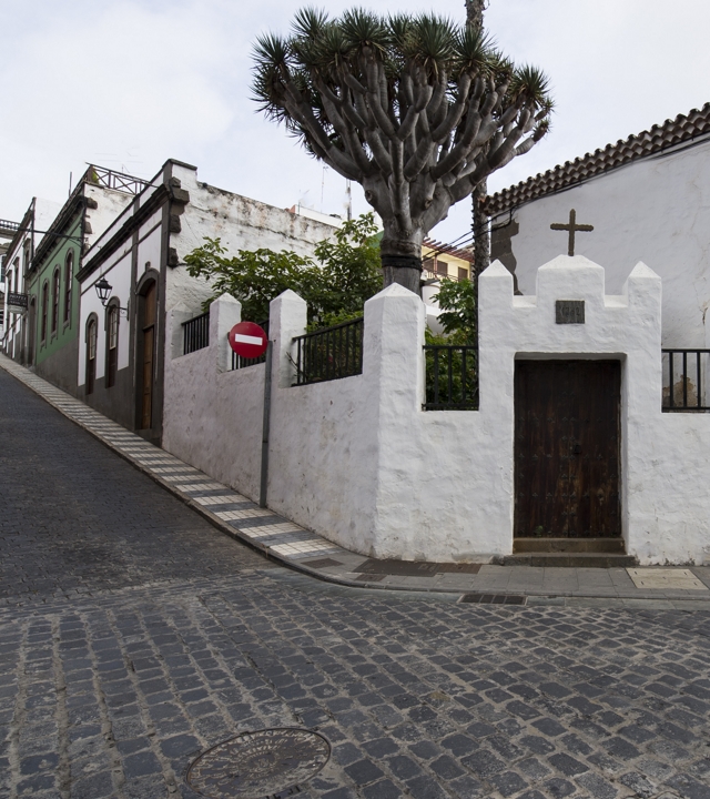 The street on which the Arucas Emblematic Hotel is situated