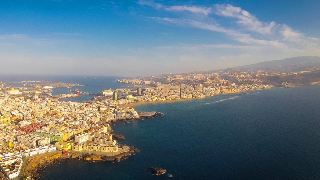 Luftaufnahme des Strandes von Las Canteras in Las Palmas de Gran Canaria