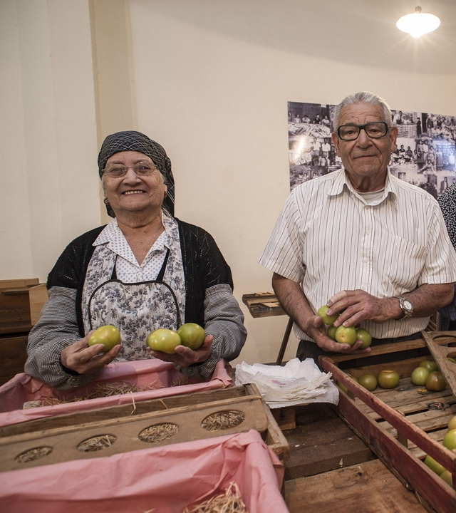 Dos personas de La Aldea de San Nicolás recuerdan el trabajo en el antiguo almacén de empaquetado de tomates