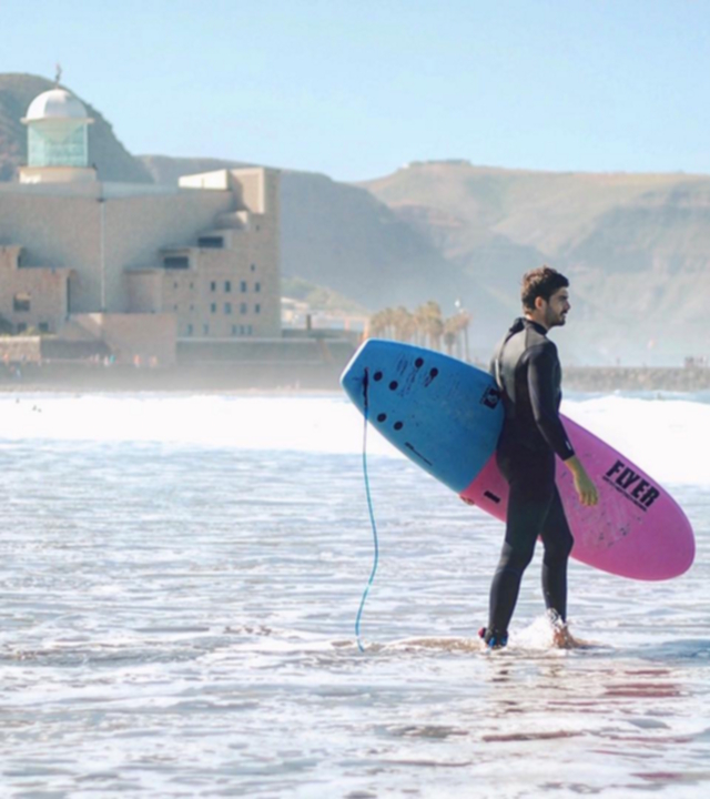 Fran Guzmán prepares to catch the waves at La Cicer, on Las Canteras 