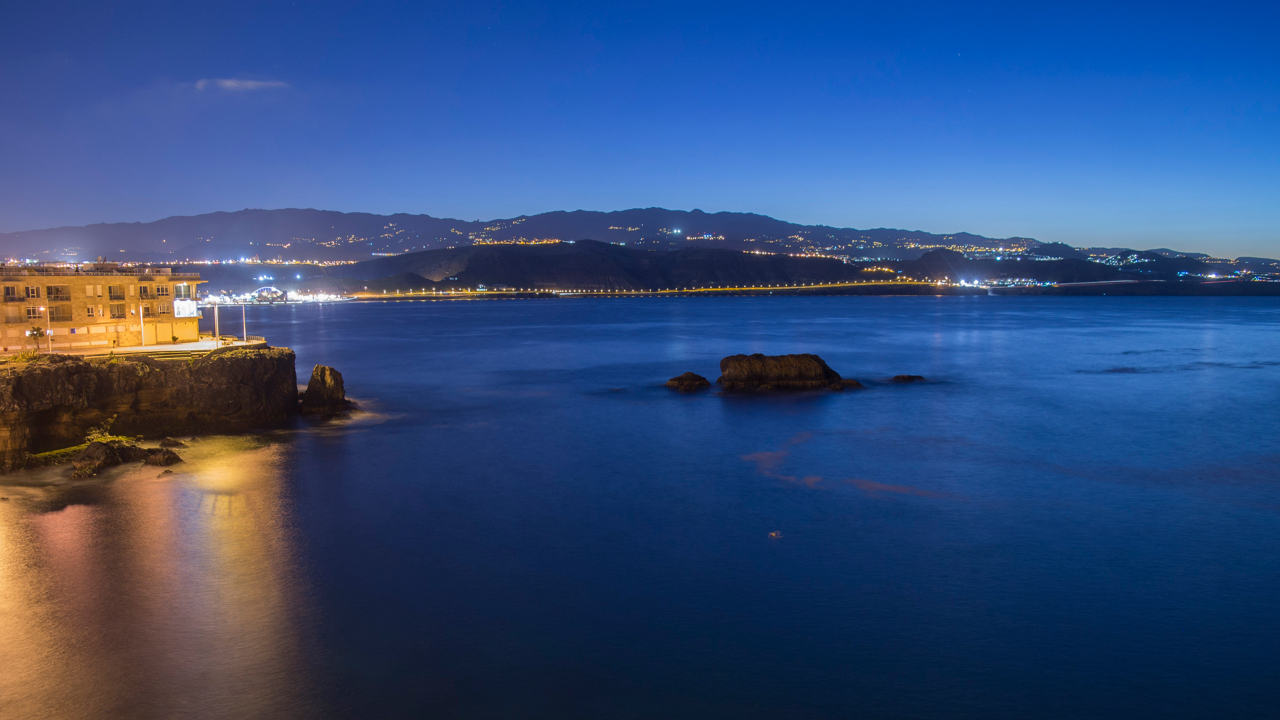 Blick von El Confital auf den Strand von Las Canteras