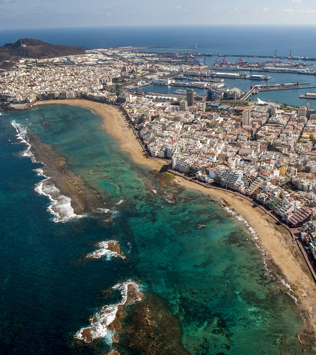 Vista aérea de la Playa de Las Canteras, en Las Palmas de Gran Canaria Vista aérea de la Playa de Las Canteras, en Las Palmas de Gran Canaria