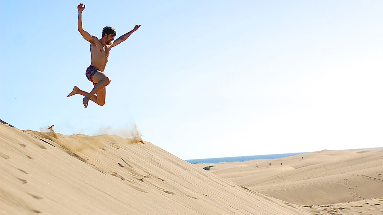 Fran Guzmán salta en las Dunas de Maspalomas